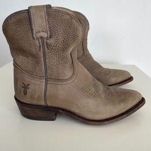 Frye Billy short leather taupe western boots